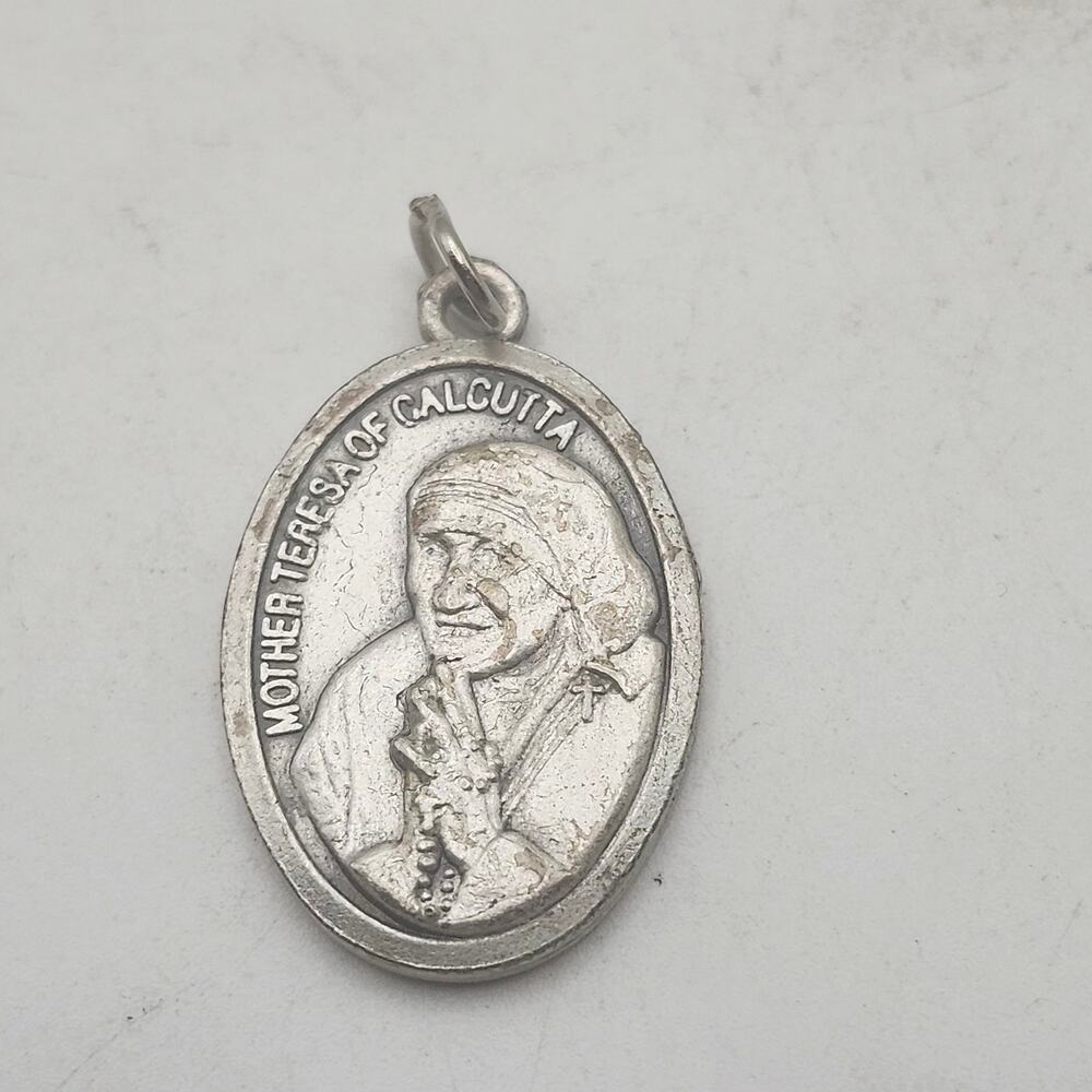 Mother Teresa Calcutta Italy Pray Silver Tone Catholic Oval Medal Pendant Charm